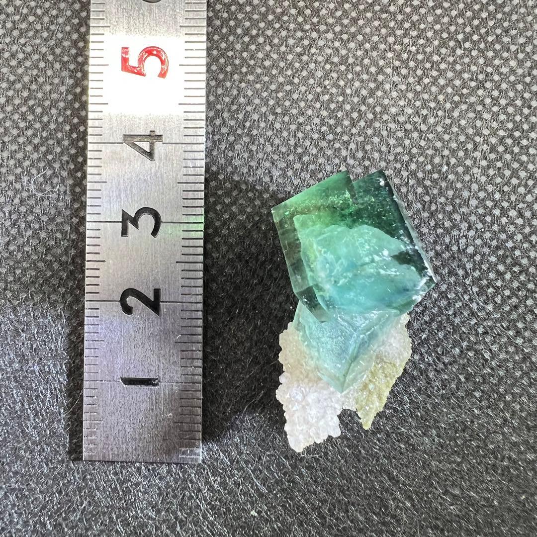 ヤオガンシャン産　クォーツ共生ブルー、グリーンゾーニング　二重結晶？フローライト