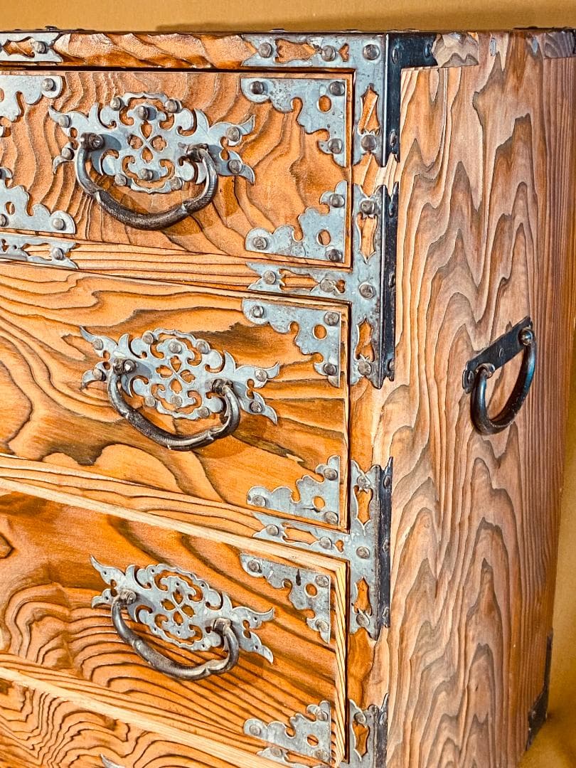 飾り金具を鏨（たがね）加工した　焼き杉の小ダンス