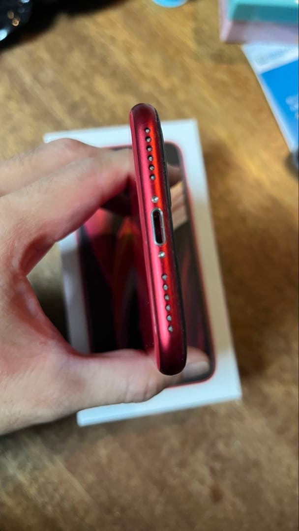 Apple iPhone SE (第2世代) レッド　64GB、バッテリ81%