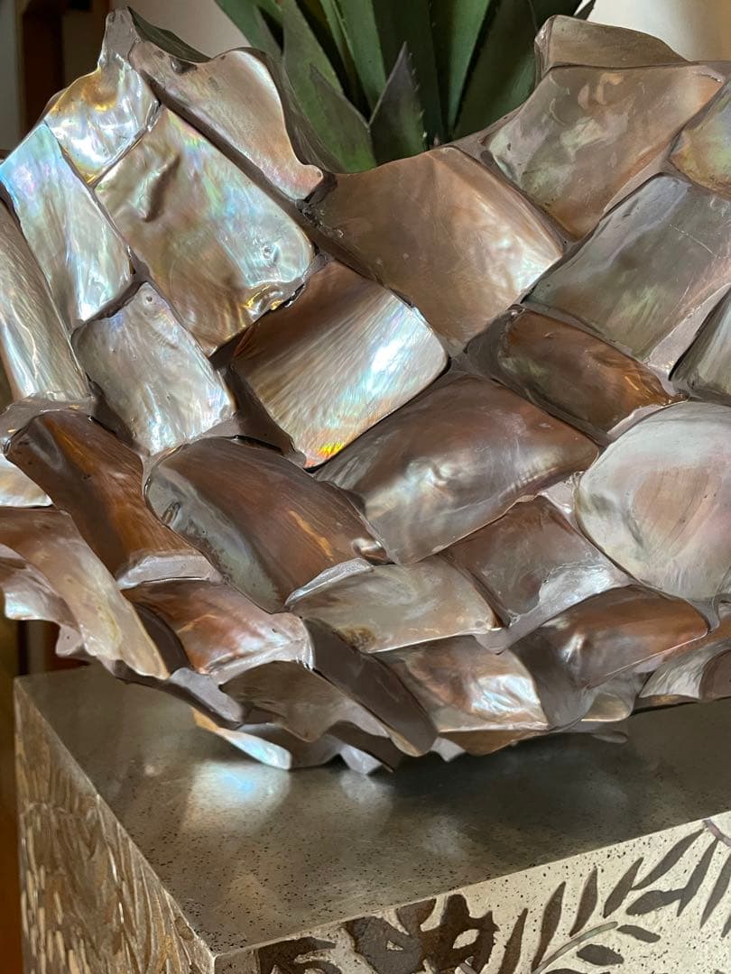 ドン・シェル・メタルウェアの鍾乳石花瓶スタンドとアロエの花瓶