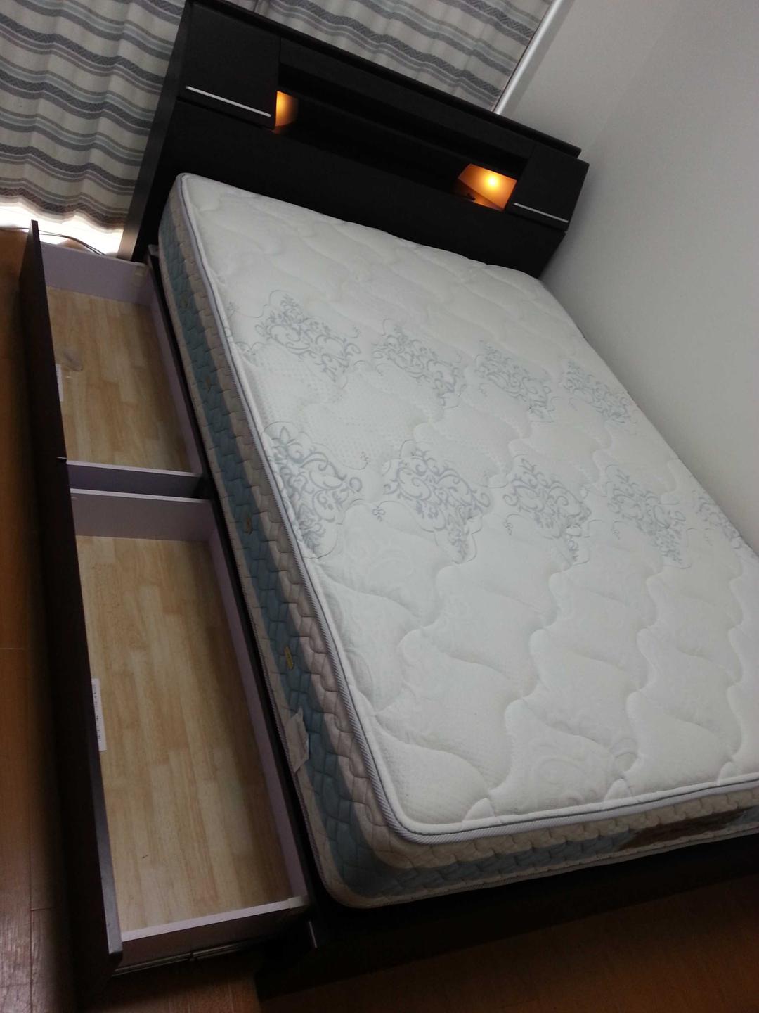 海外赴任のため,ベッドフレーム+マットレスを売ります。交渉可能。