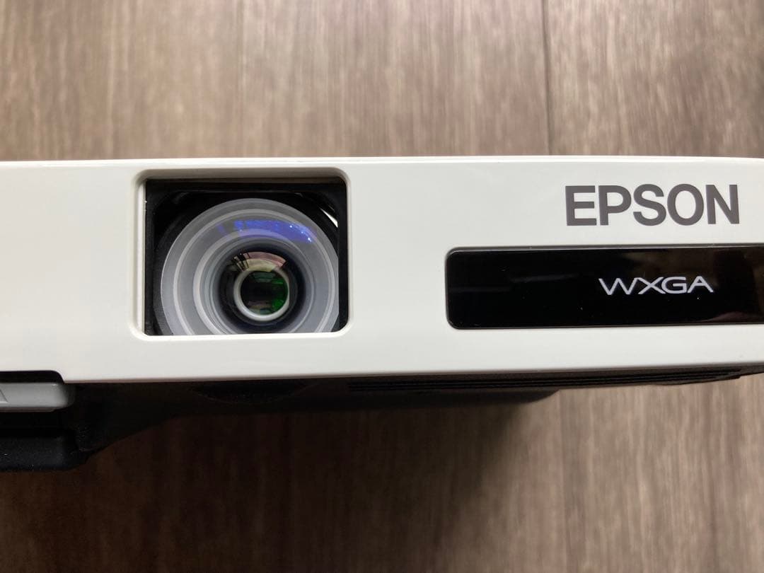 薄型軽量！EPSON EB-1776W 使用頻度の少ない最良品