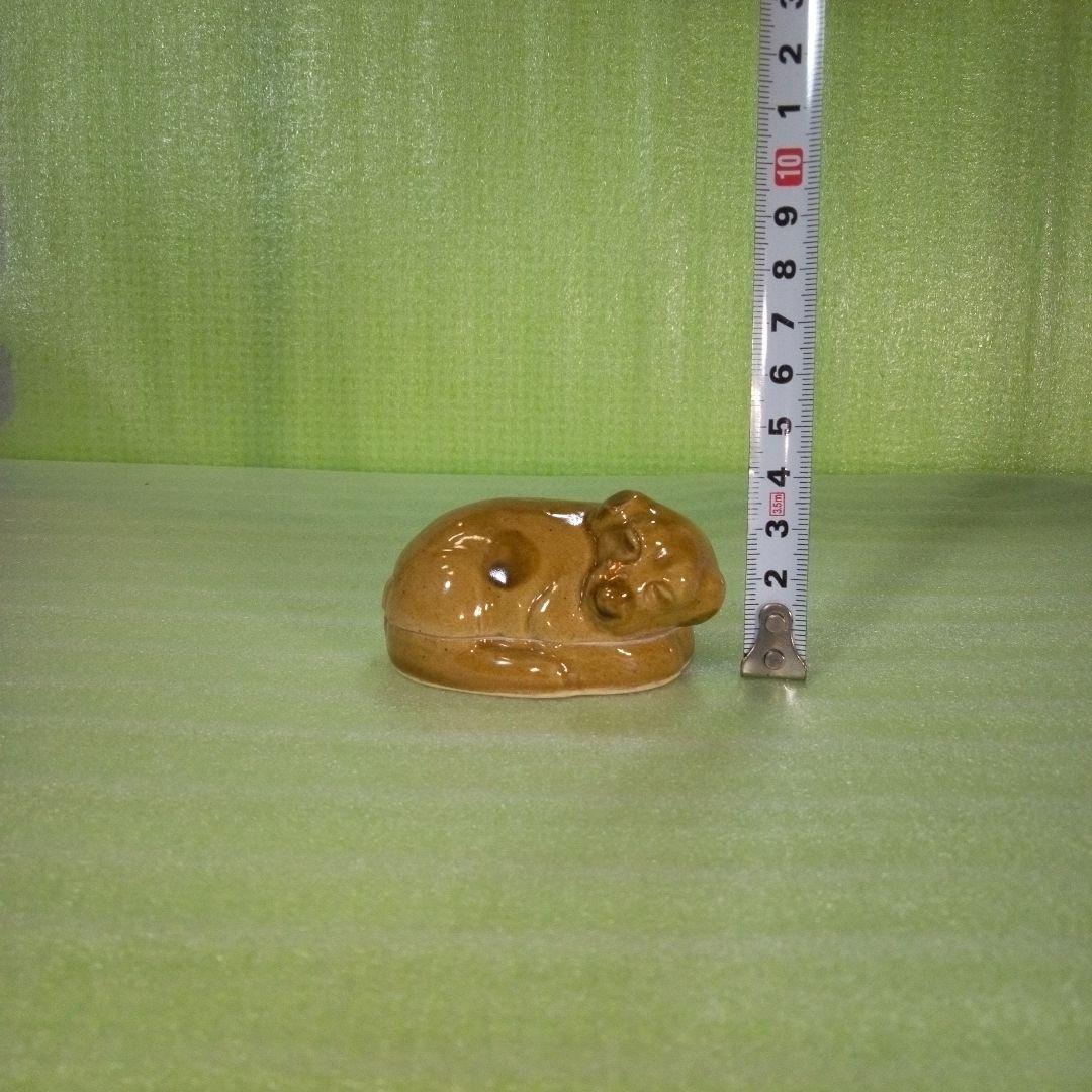 優しい表情で寝ている犬の香合　陶器製？　茶色　德？　徳？　干支香合　犬香合　レア