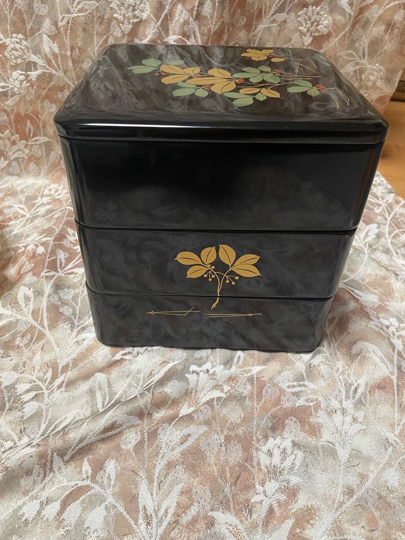 会津塗 三段重箱 天然木 うるし塗 草花蒔絵 黒塗り 漆器 正月 おせち 共箱付