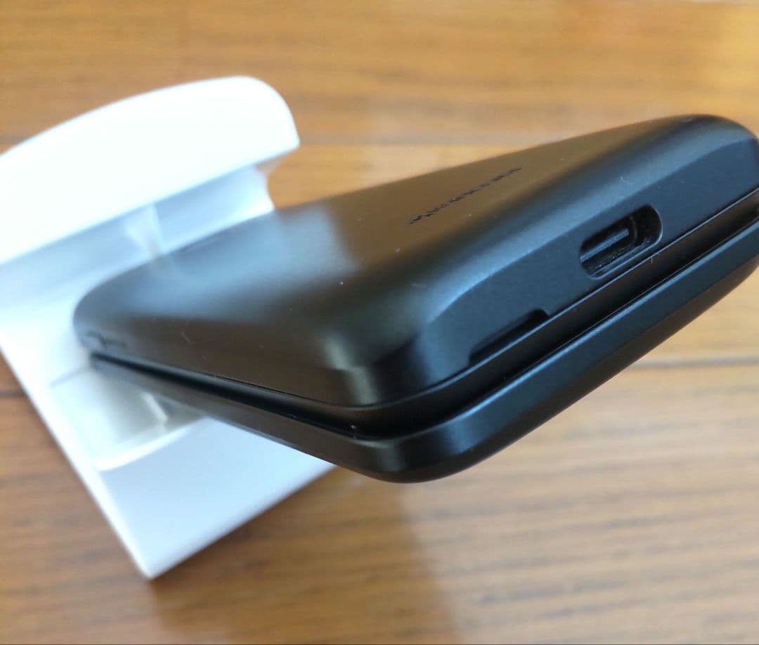 美品　GRATINA KYF42 ブラック　携帯電話