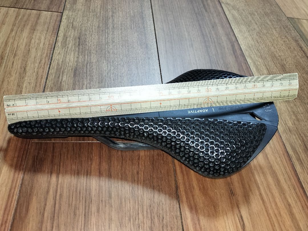 fi'zi:kサドルANTARES VERSUS EVO R1 ADAPTIVE