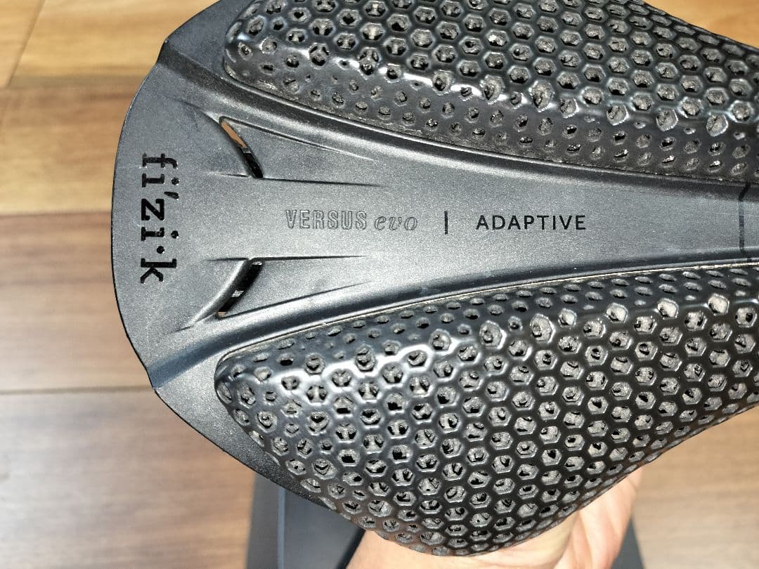 fi'zi:kサドルANTARES VERSUS EVO R1 ADAPTIVE