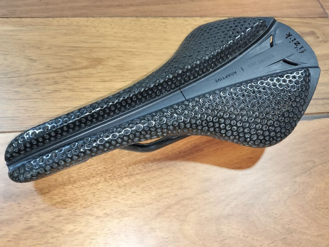 fi'zi:kサドルANTARES VERSUS EVO R1 ADAPTIVE