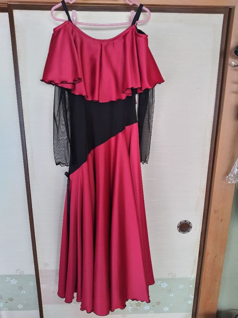 赤と黒の社交ダンスドレス