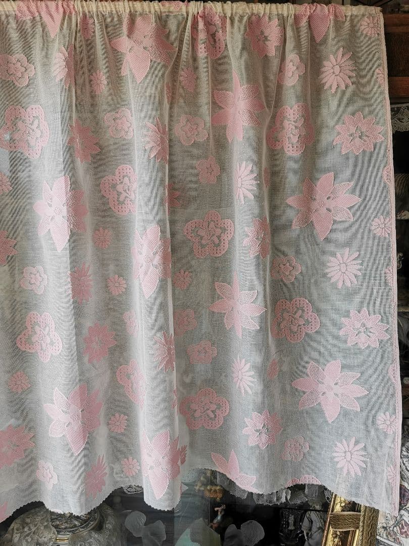 アンティーク ノッティンガムマドラスレース 浮かぶ桜色の花々 幅広カーテンパネル
