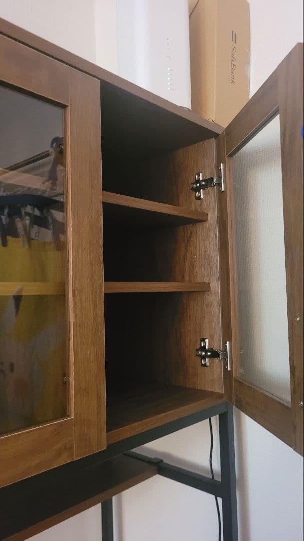 木製ガラス扉付きシェルフ