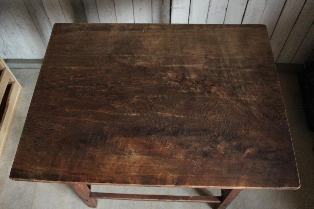 古く味のある木製のテーブル　ジャンク　作業台　テーブル　古家具　アンティーク