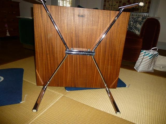 英国アンティークのコーヒーテーブル