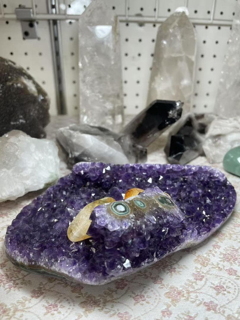 アメジスト ブラジル産　重さ585ｇ　猫の目　原石 置物