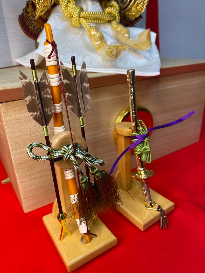 東京久月　五月人形　家紋付き正絹糸織兜飾り白木収納セット