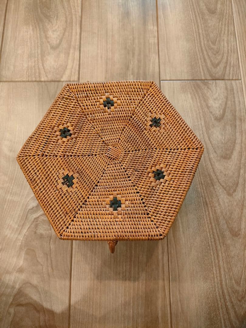 アジアン雑貨　アタのカゴ　未使用品　アタで編まれたフタ付き小物入れケース [L]