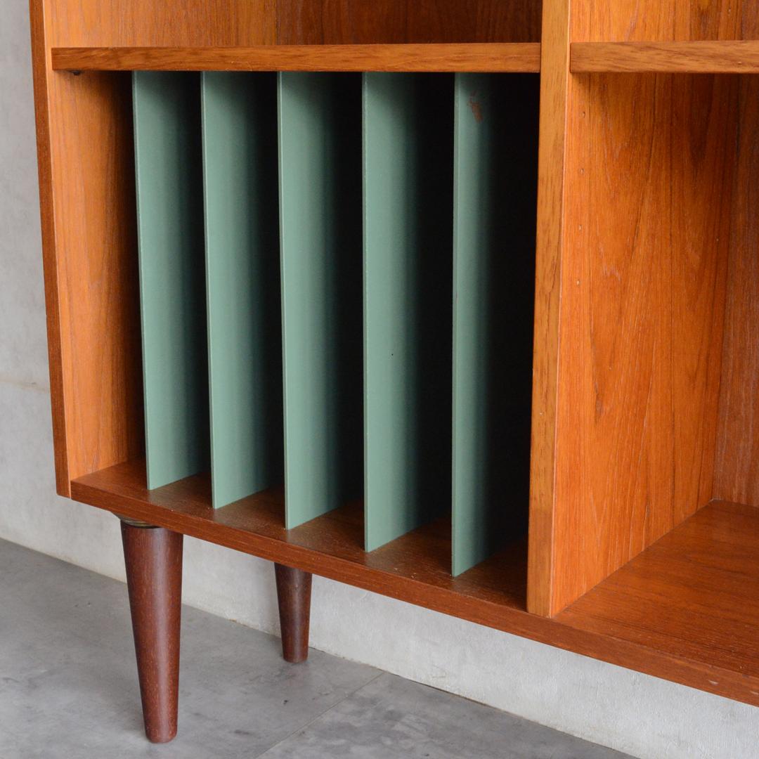 デンマーク 北欧ヴィンテージ チーク ディスプレイシェルフ 北欧家具 3段扉付き