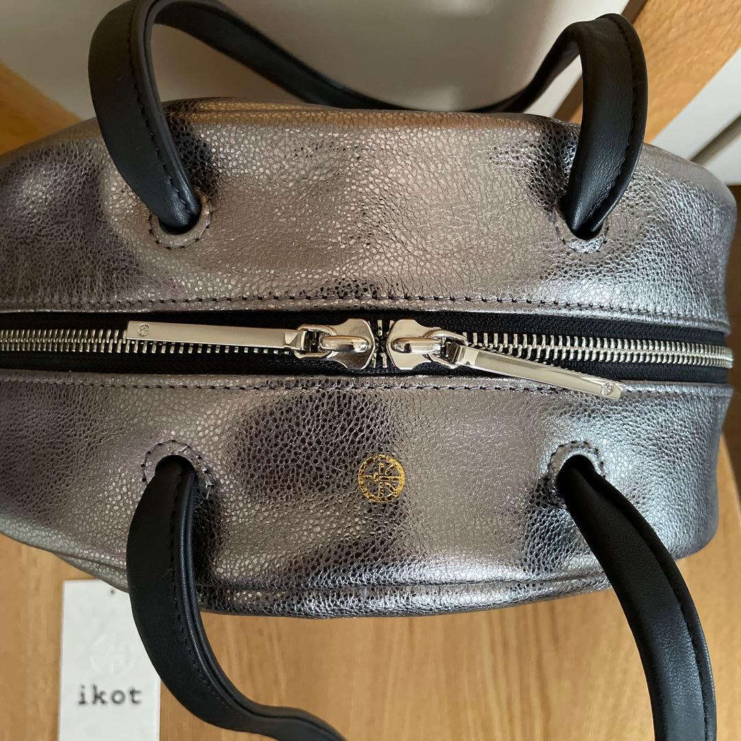 【美品】ikot レザー丸型バッグM シルバー