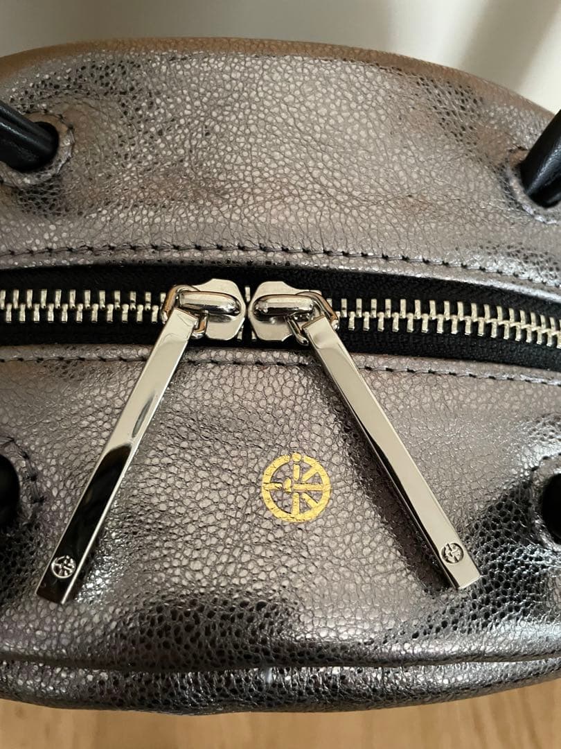 【美品】ikot レザー丸型バッグM シルバー