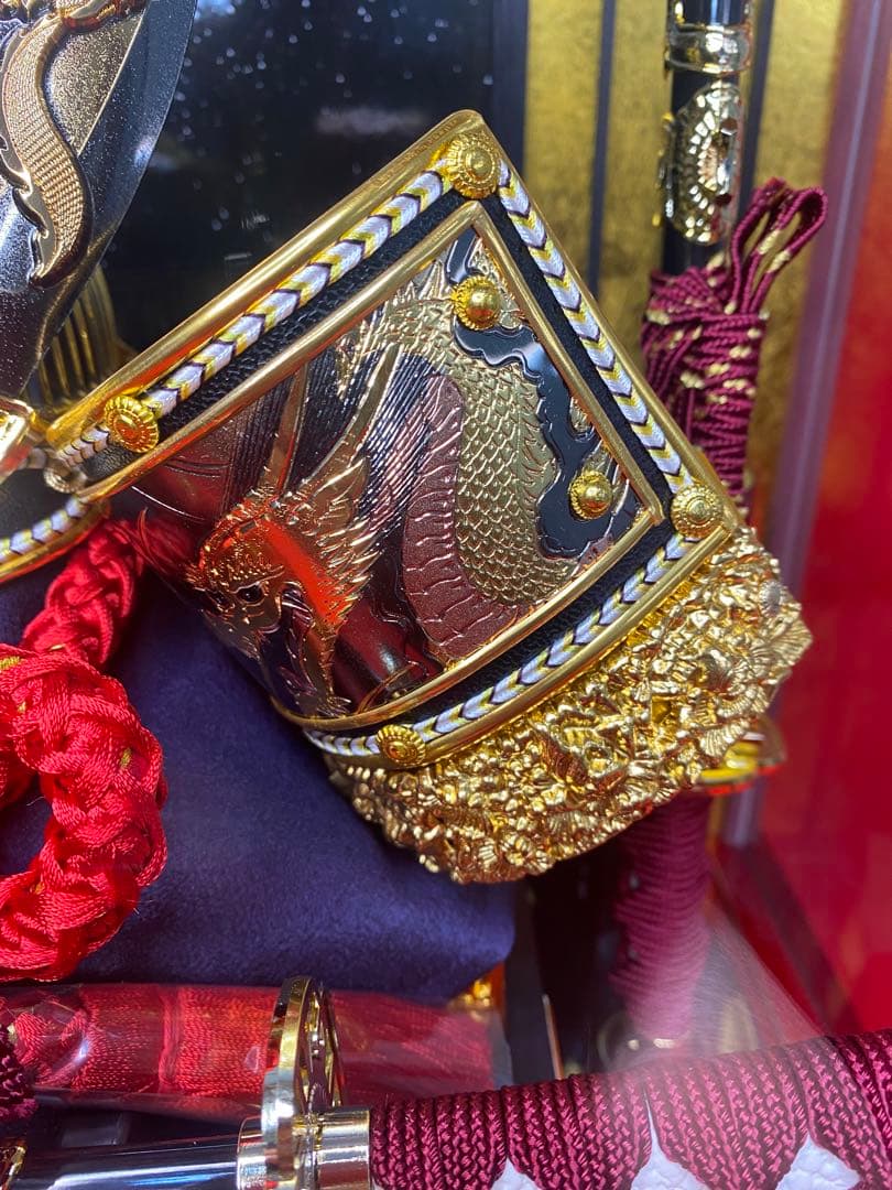 五月人形　彫金貫前兜飾り　パノラマアクリルケース入