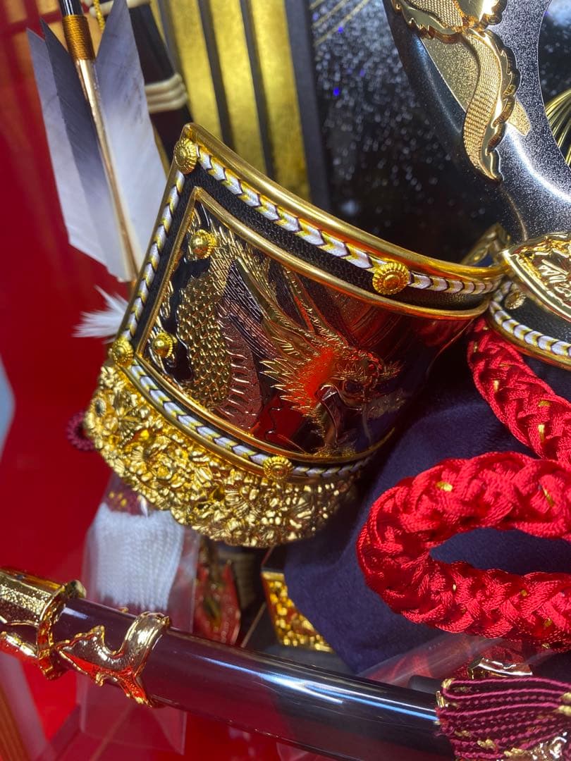 五月人形　彫金貫前兜飾り　パノラマアクリルケース入