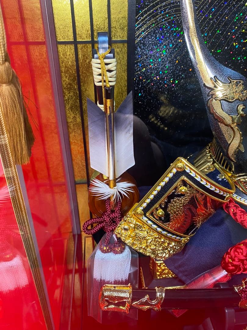 五月人形　彫金貫前兜飾り　パノラマアクリルケース入