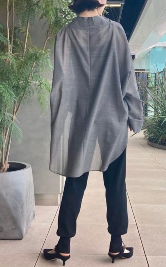 LE PHIL ルフィル シアーウールローンハイネックブラウス チャコール