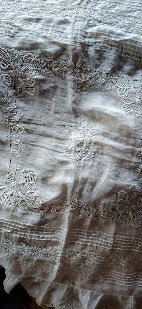 ロンドンのアンティーク屋さんでみつけた綿ローンのテーブルクロス