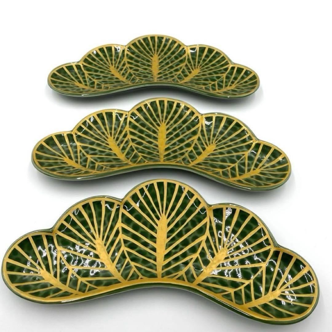 【新品】【大人気】有田焼幸楽窯　錦茶緑金松葉形前菜皿3枚セット　縁起物