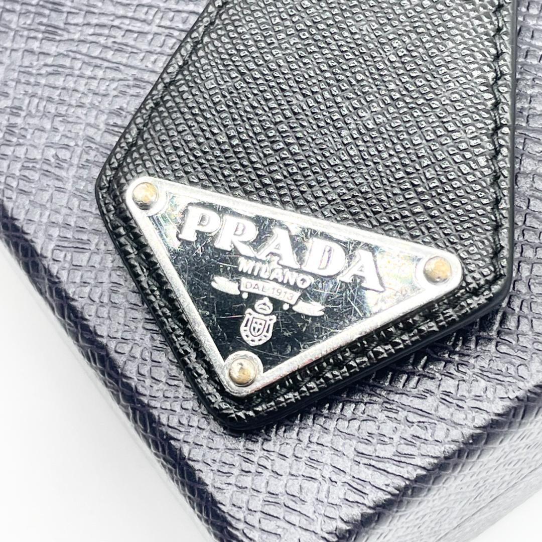 美品✨プラダ キーホルダー キーリング 三角ロゴ サフィアーノレザー ブラック