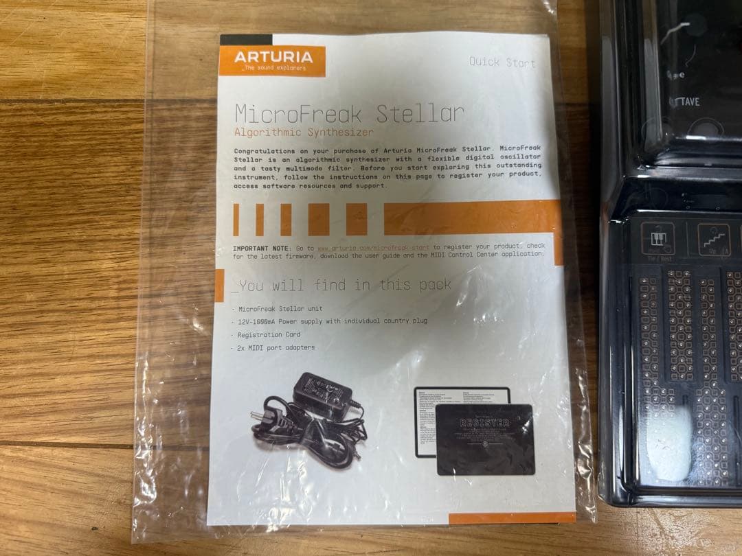 新品同様美品　Arturia MicroFreak シンセサイザー 本体