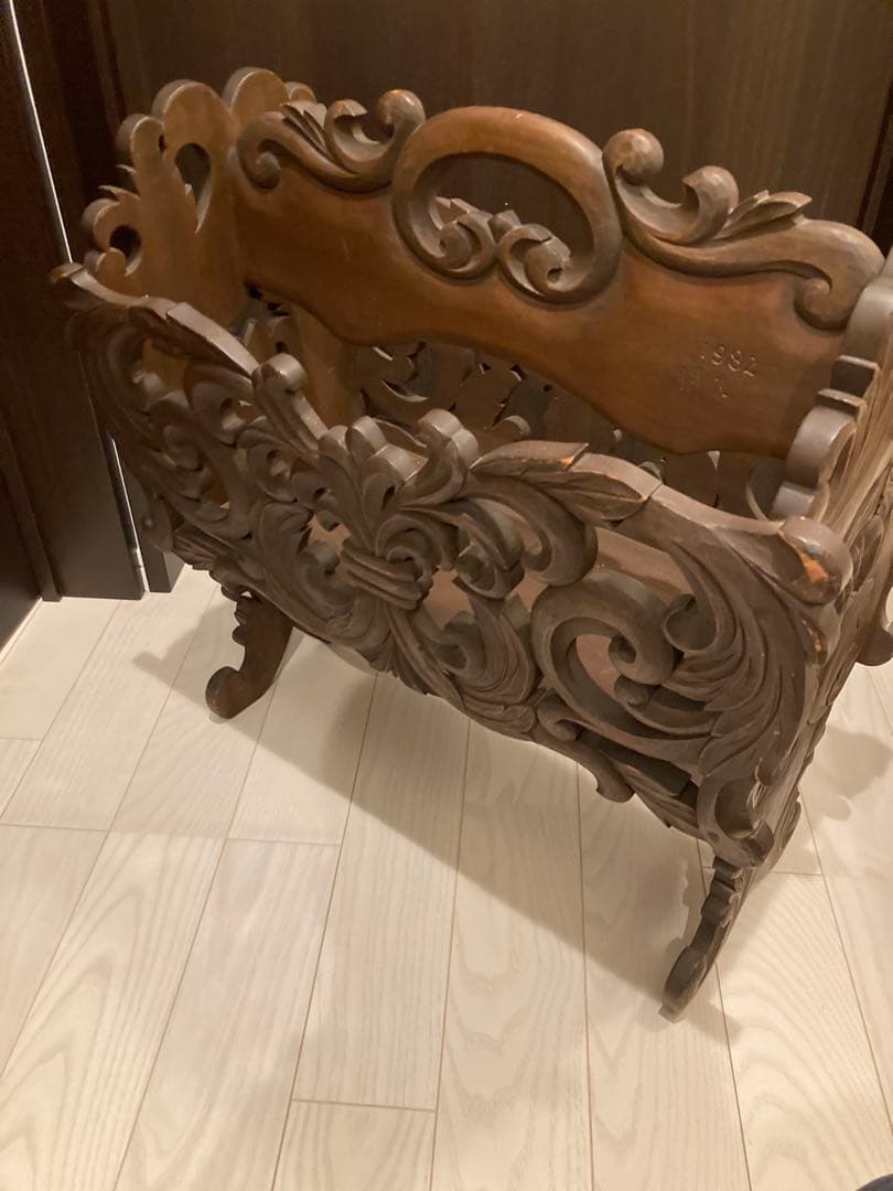 希少　ヨーロッパデザイン　木製彫刻マガジンラック