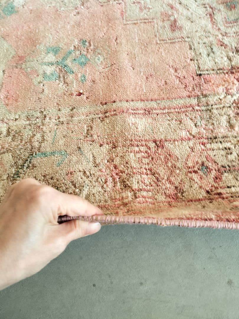 くすみローズピンクとベージュのヴィンテージトルコラグ　No.723