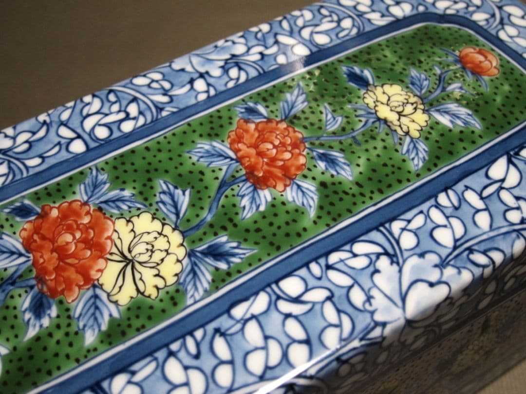 源右衛門窯　染錦間取菊牡丹絵　角花瓶　保存品　共箱　廃盤品　有田焼　色絵付　花生