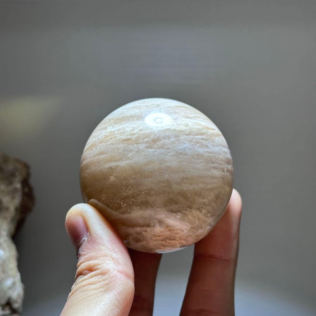 天然石ムーンストーンのでスフィア　丸玉　置物G.271