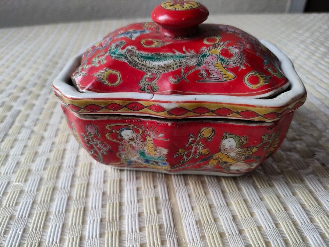 ●中国アンティーク 清朝末期 色絵人物文 蓋付き小物入れ粉彩吉祥文古陶磁香合骨董