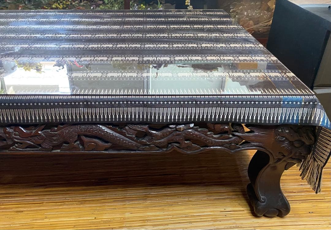 値下！高級唐木　獅子龍彫刻付漆仕上長座卓　150cm幅テーブル一枚板　ガラス板付