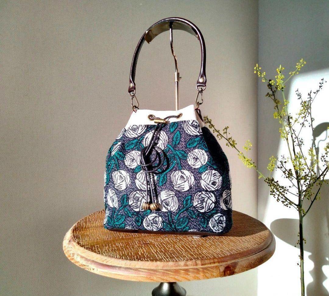 『丸みを帯びた2way巾着バッグ』(М) 　ミナペルホネン