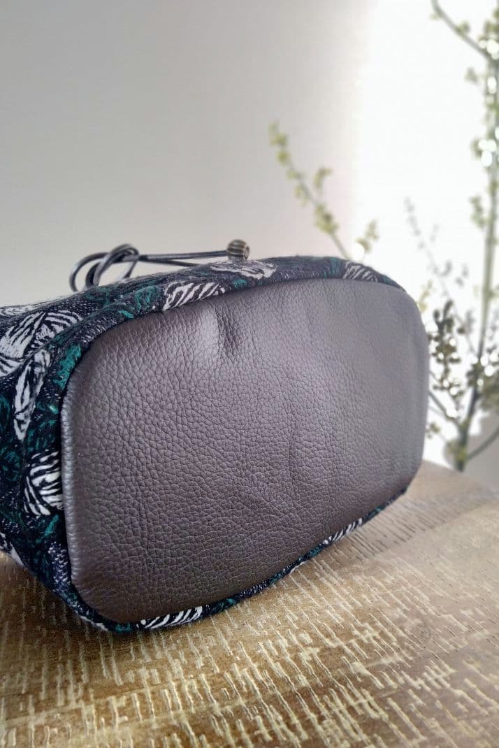 『丸みを帯びた2way巾着バッグ』(М) 　ミナペルホネン