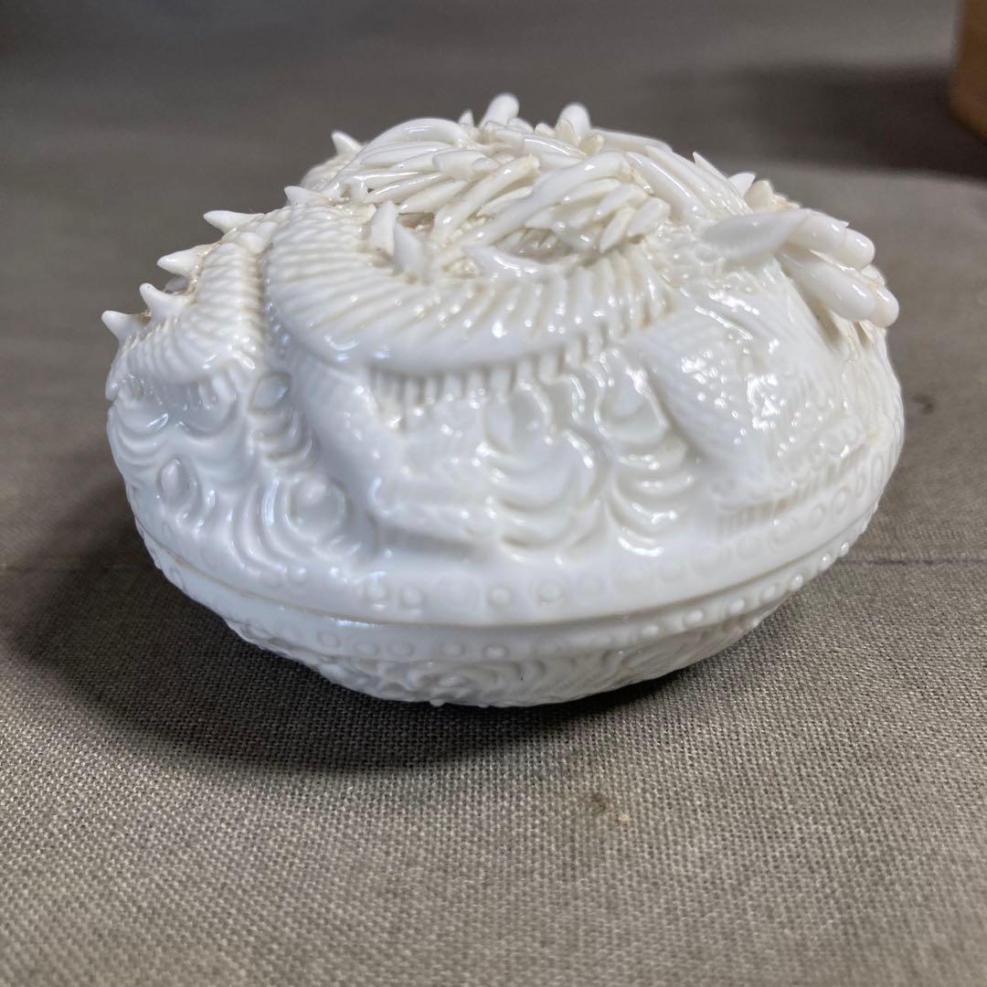 【茂右衛門】白磁彫の伝統　平戸御茶磁窯　十五代中里茂右衛門作　白磁彫龍彫　香合