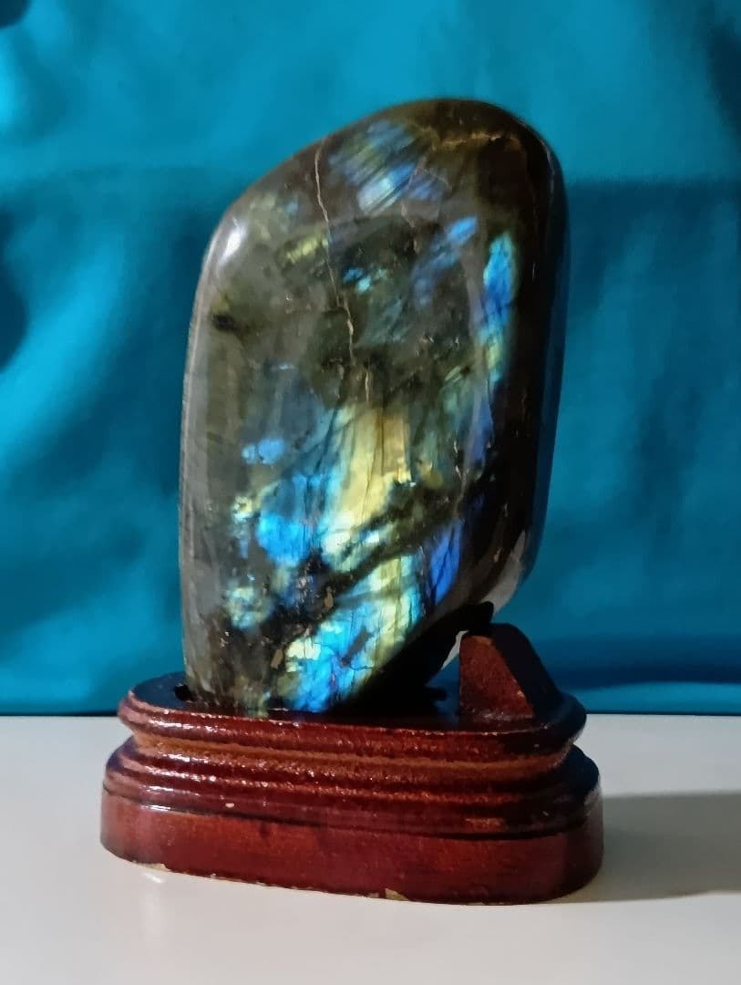 ラブラドライト　原石　台座付き