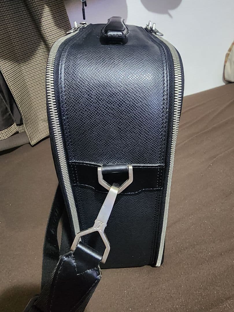 早い者勝ちLouis Vuitton タイガ　バッグ グリーン。鍵と小物入れ付き