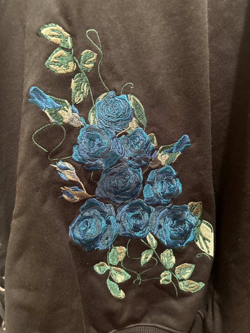 Ado×HARE サイドレースアップローズ刺繍スウェット 青薔薇　M