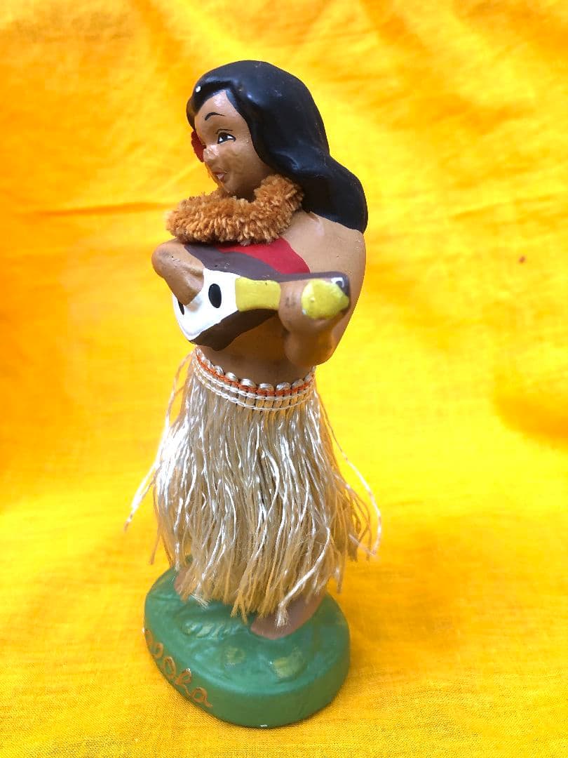 ハワイアンウクレレを持つ女性像　置物