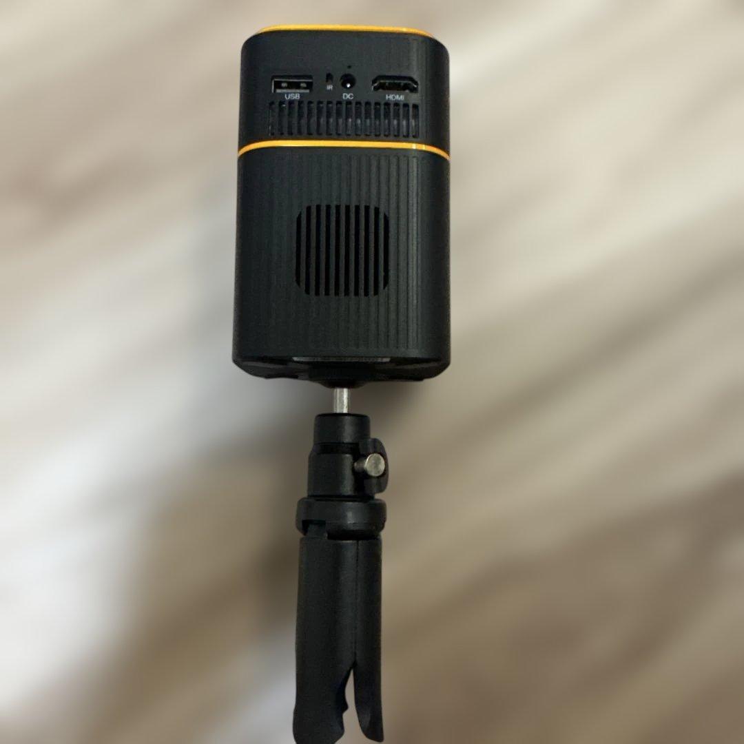 プロジェクター| 三脚とHDMIケーブル付き