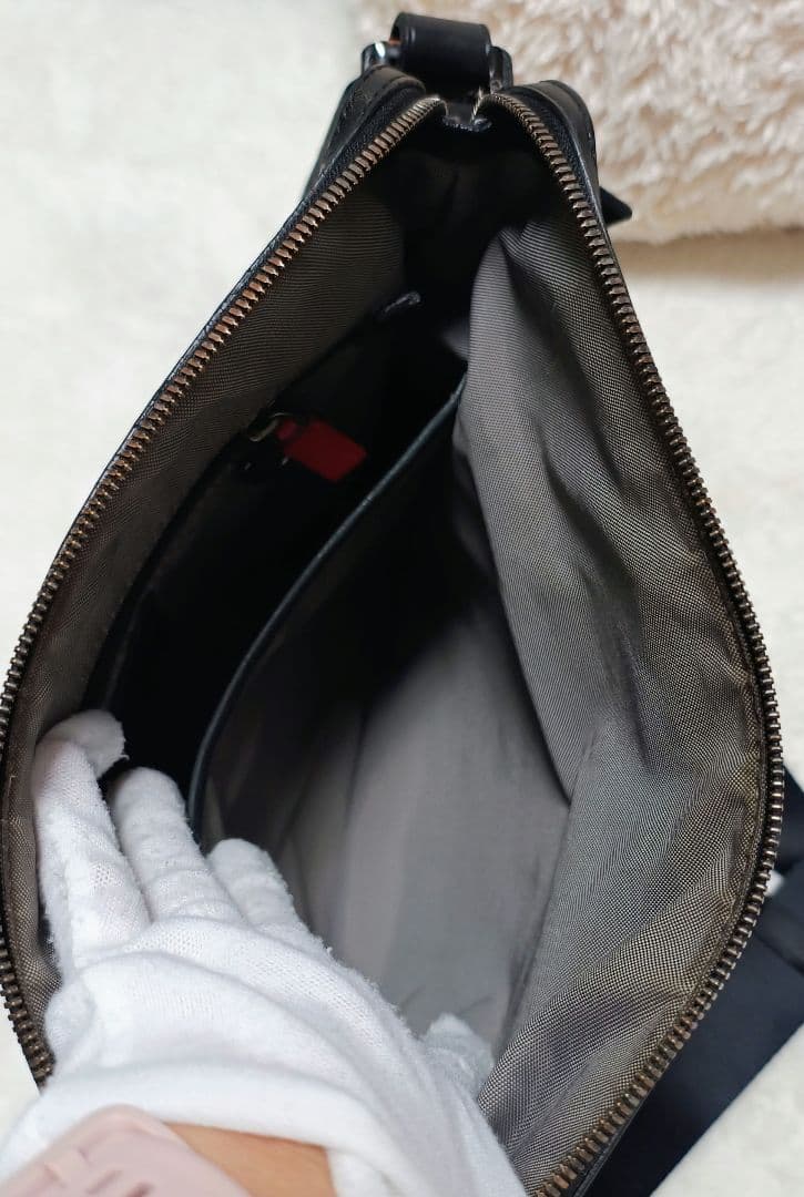 TUMI トゥミ ブラック レザーショルダーバッグ エンボス 型押し