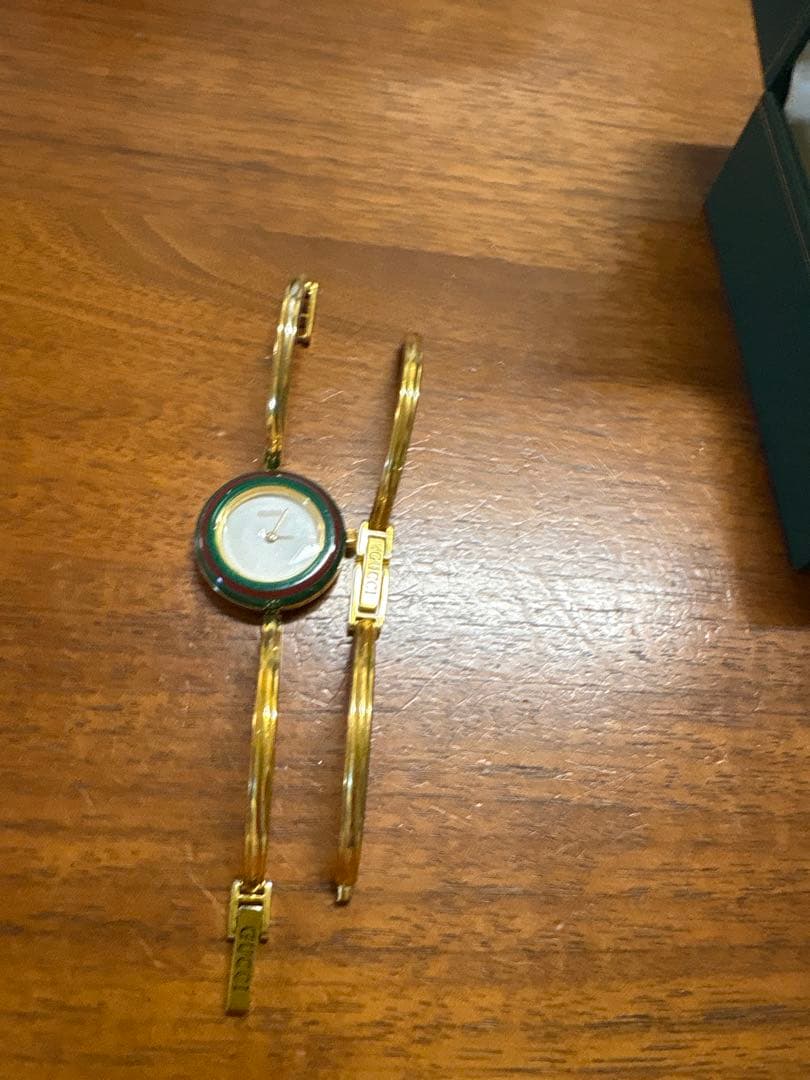 GUCCI ラウンドフェイス時計 マルチカラー