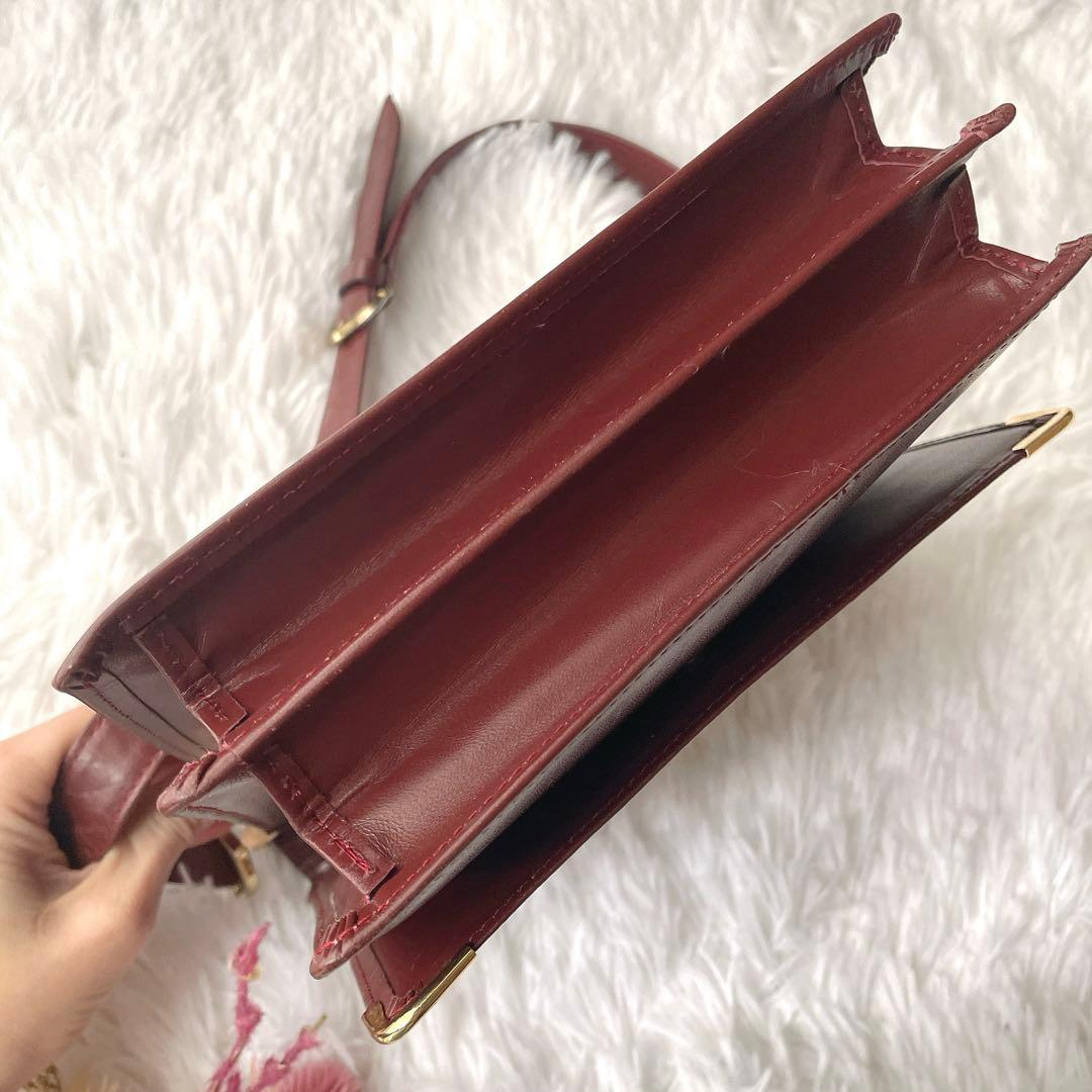 Cartier マストライン ロゴ型押し ボルドー フラップ ショルダーバッグ