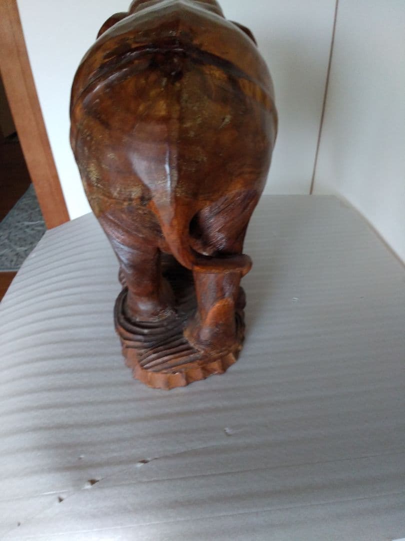 木彫りの大きい象チーク材