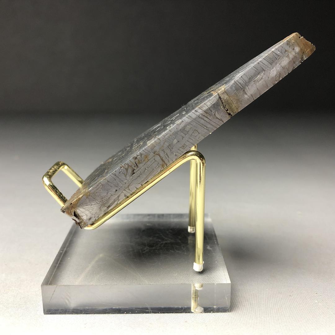 アルタイ隕石 鉄隕石　原石　重さ約121ｇ 立て付き